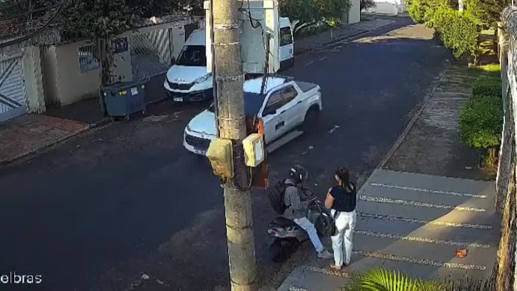 Video - Clip: Tài xế lùi ô tô, hạ gục tên cướp điện thoại ngay giữa phố