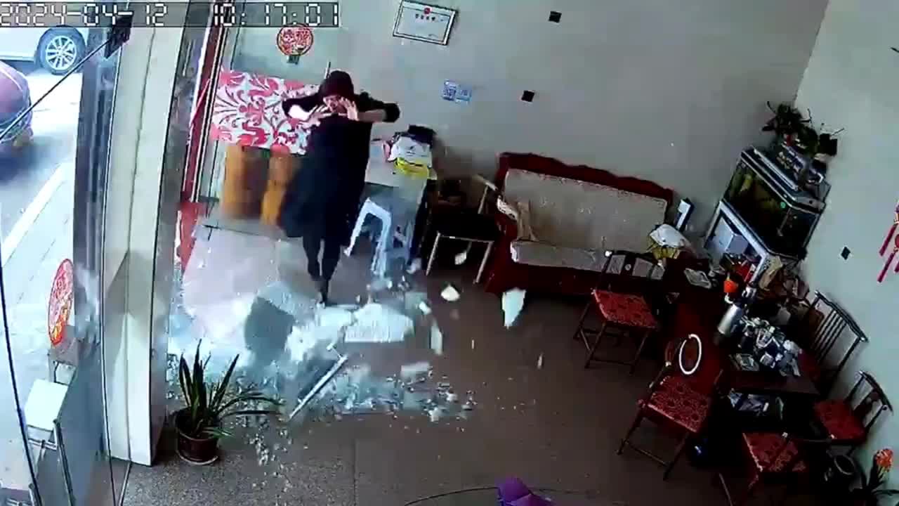 Video - Clip: Cửa kính bất ngờ vỡ tan trước mặt người phụ nữ đang đứng ngáp