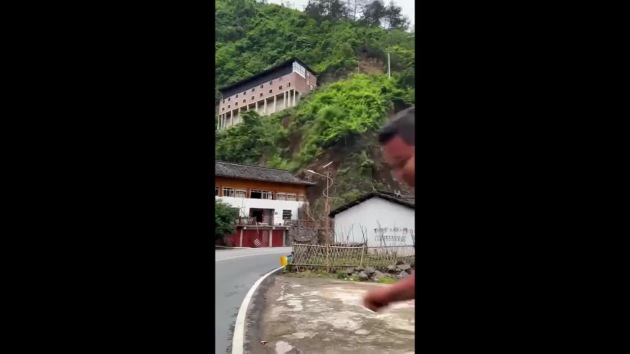 Video - Clip: Lở đất đánh sập nhà dân, người phụ nữ sợ hãi bỏ chạy