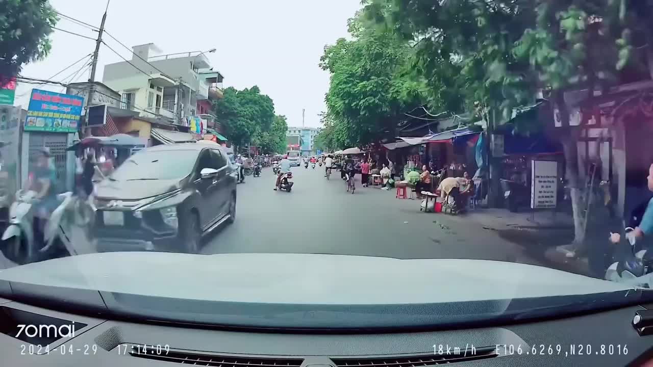 Video - Clip: Ngã xuống đường, người phụ nữ suýt bị xe tải cán trúng