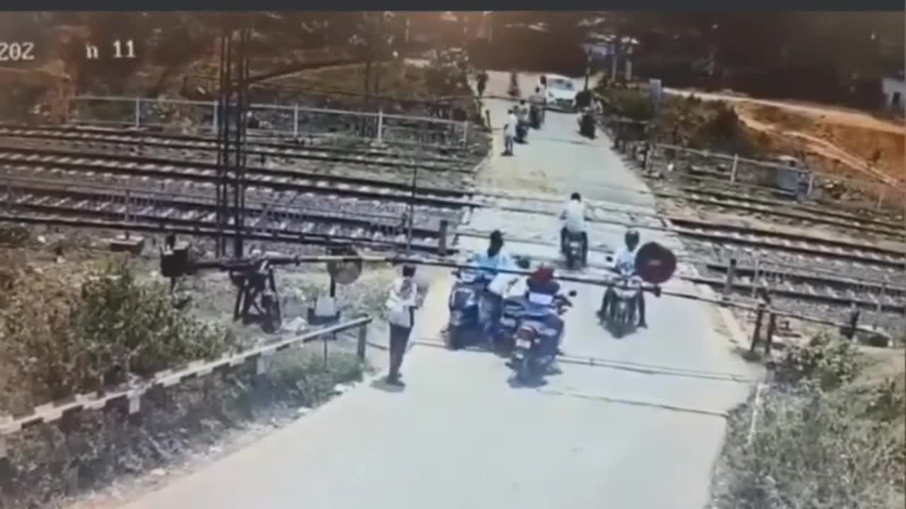 Video - Clip: Cố băng qua đường ray, người đàn ông vứt xe bỏ chạy khi tàu đến