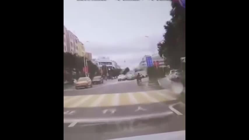 Video - Ô tô mất lái, tông trúng nhiều phương tiện rồi lộn 10 vòng trên đường