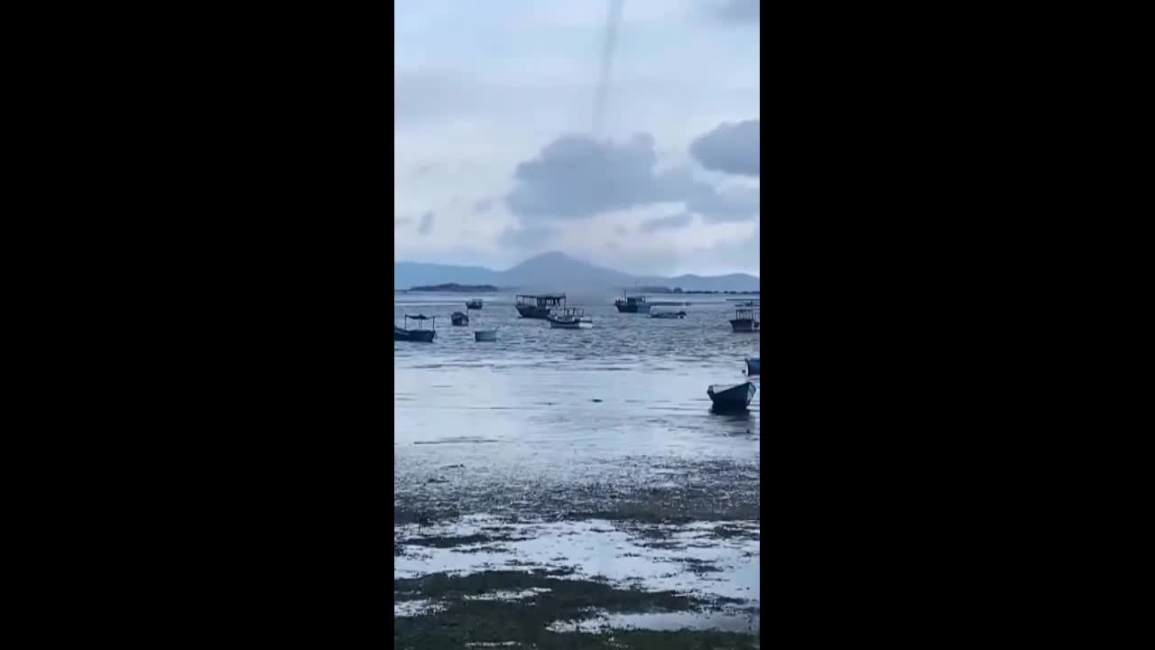Video - Vòi rồng cao hàng trăm mét đánh lật thuyền trên biển Khánh Hòa