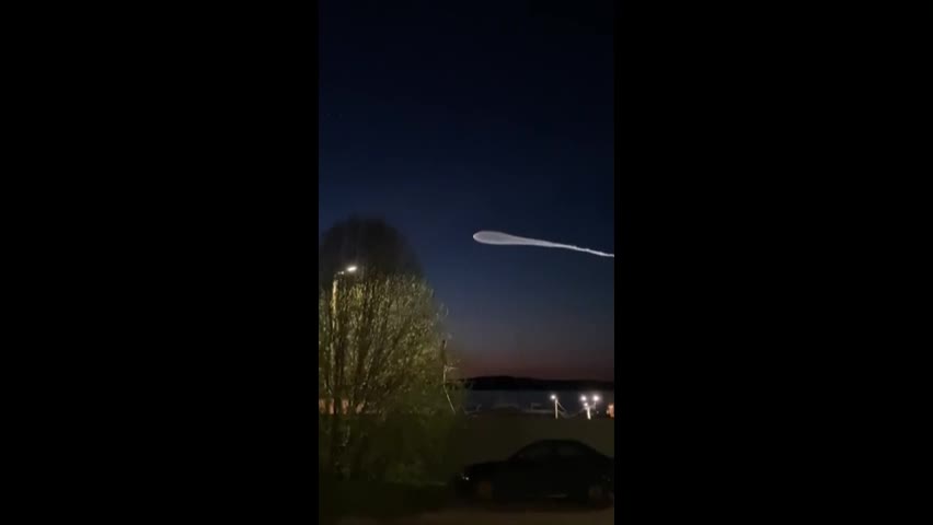 Video - Clip: Vệt sáng bí ẩn xuất hiện trên bầu trời Nga gây chú ý