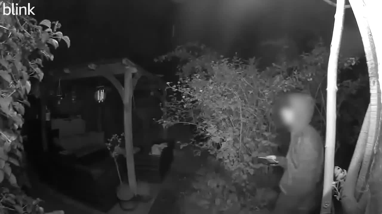 Video - Người phụ nữ bắt gặp kẻ lạ mặt rình rập ngoài cửa lúc nửa đêm