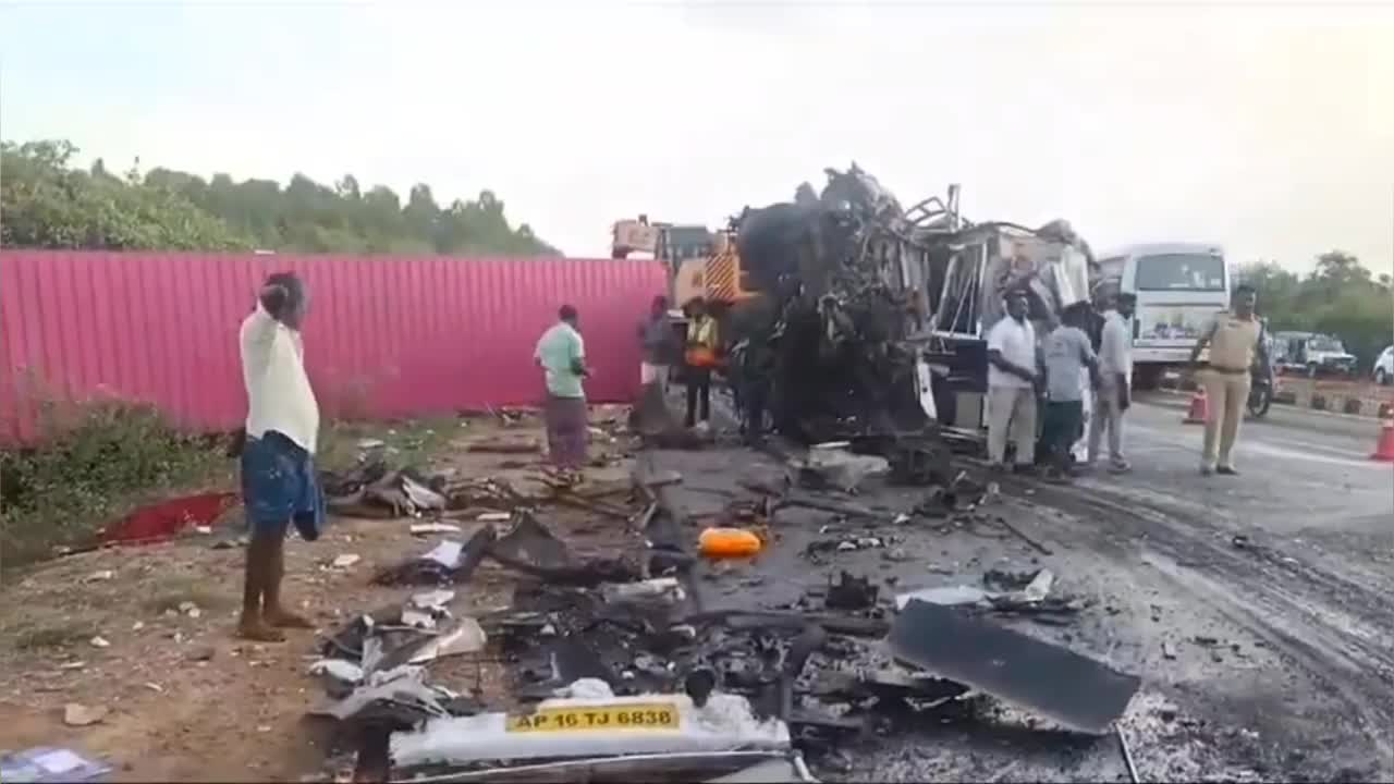 Video - Xe khách mất lái va chạm với xe tải khiến 11 người thương vong