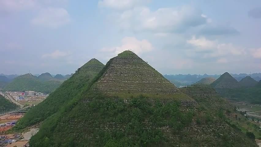 Đời sống - Những ngọn núi hình kim tự tháp kỳ bí ở Trung Quốc gây nhiều chú ý