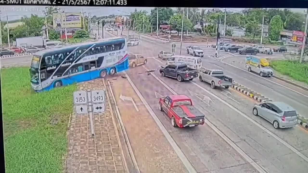 Video - Clip: Xe buýt mất kiểm soát tông trúng nhiều phương tiện dừng đèn đỏ