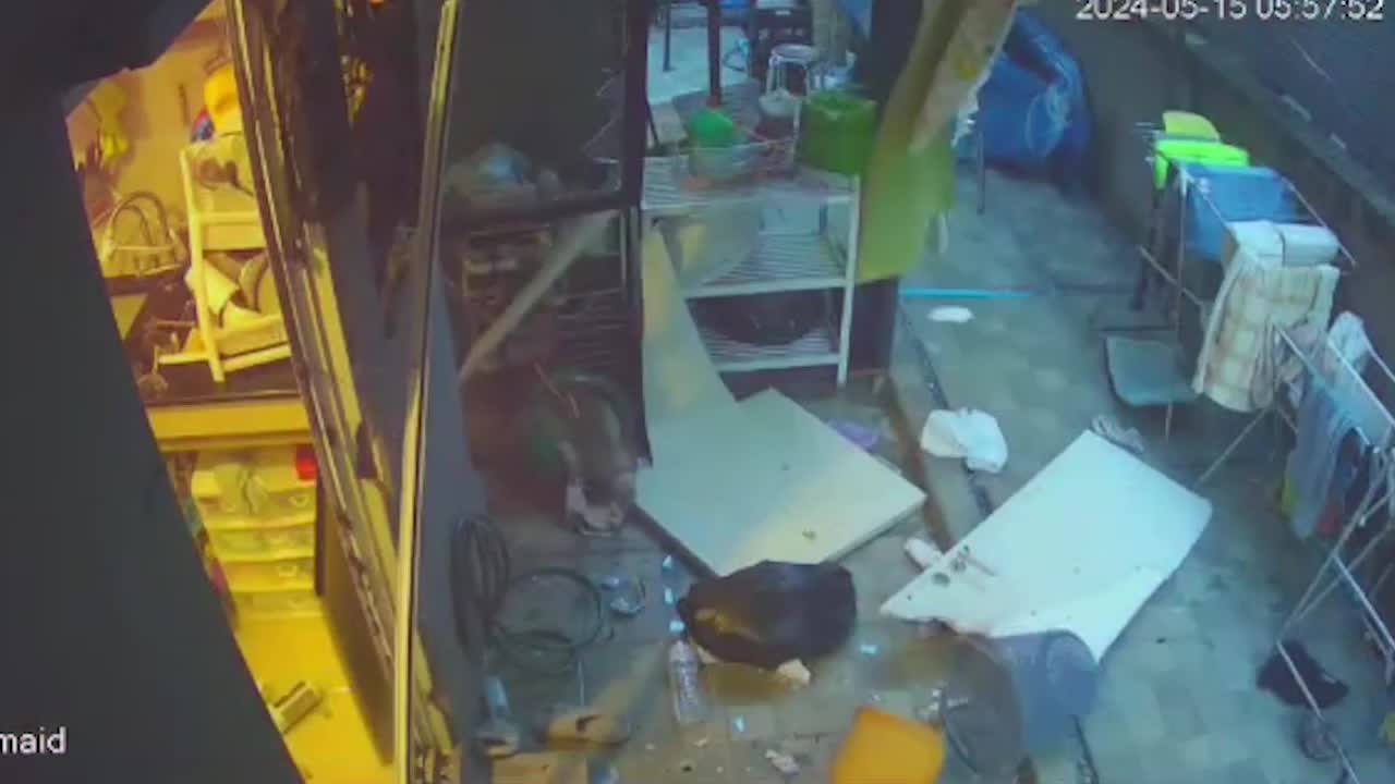Video - Clip: Khoảnh khắc nổ khí gas cực mạnh làm sập tường nhà dân