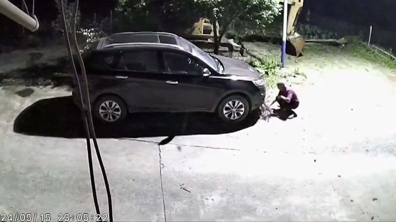 Video - Clip: Cãi nhau với con trai, người đàn ông say rượu châm lửa đốt ô tô