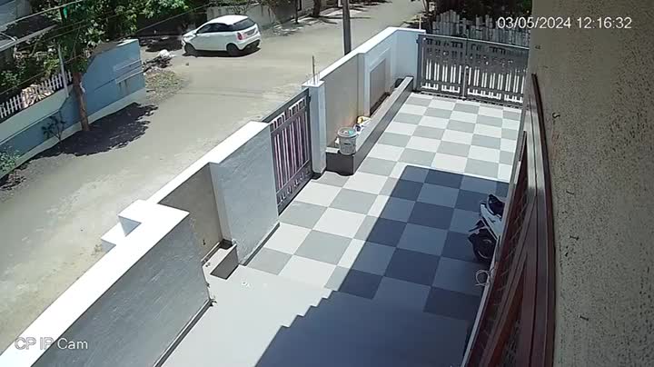 Video - Clip: Ô tô đâm trúng người đàn ông rồi bỏ chạy khỏi hiện trường