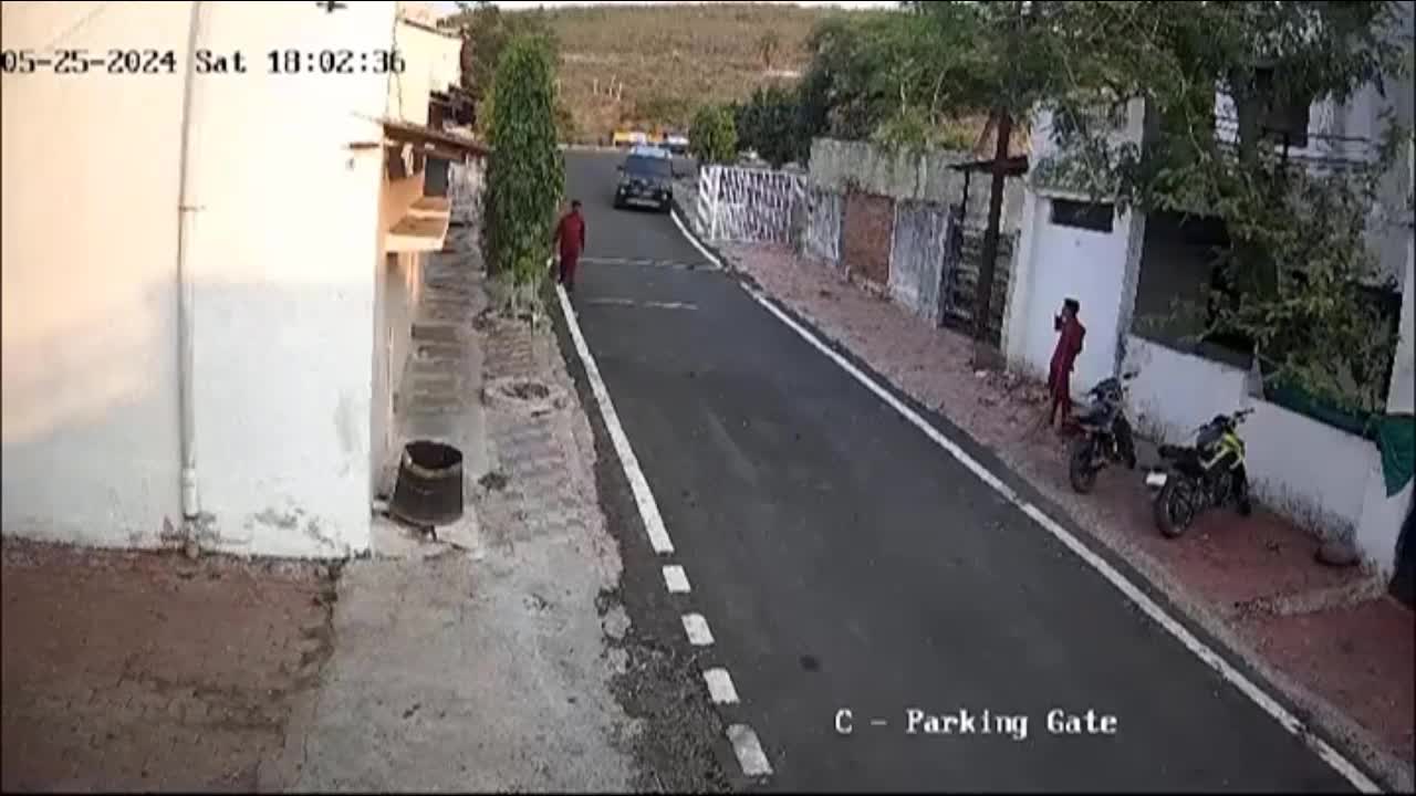 Video - Clip: Xe cảnh sát không người lái tông trúng công nhân vệ sinh