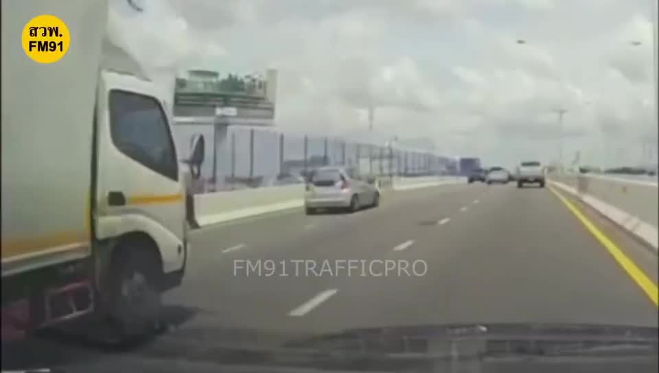 Video - Clip: Chen vào 2 phương tiện để vượt ẩu, ô tô bị hất rơi khỏi cầu vượt