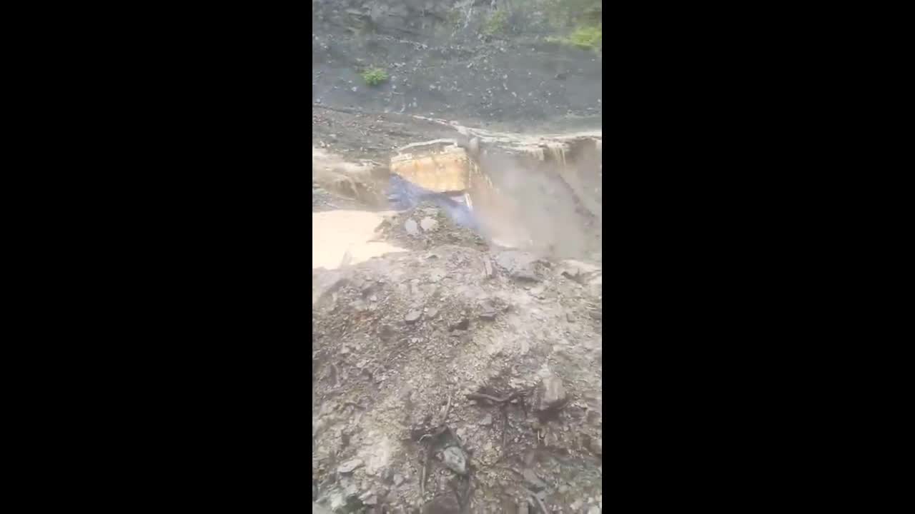 Video - Clip: Lở đất, xe tải lật nghiêng lao xuống sườn đồi