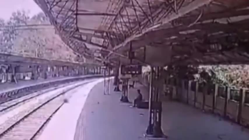 Video - Clip: Nhảy xuống đường ray dọa bạn trai, người phụ nữ bị tàu đâm trúng
