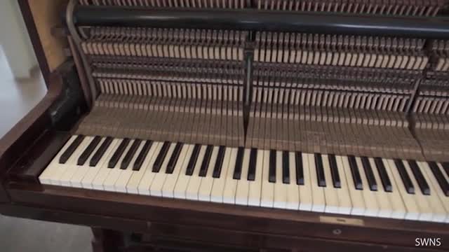 Video - Người đàn ông phát hiện 'kho báu' toàn vàng giấu trong đàn piano