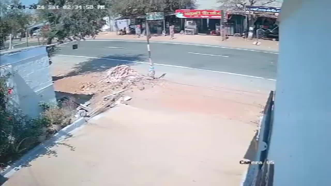 Video - Clip: Đi bộ qua đường, người phụ nữ bị ô tô tông văng hơn 6 mét