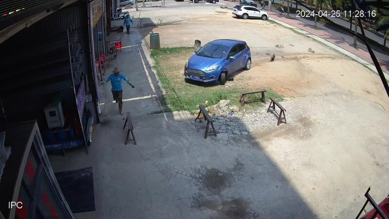 Video - Clip: Mất lái sau va chạm, nữ tài xế suýt tông trúng người đàn ông
