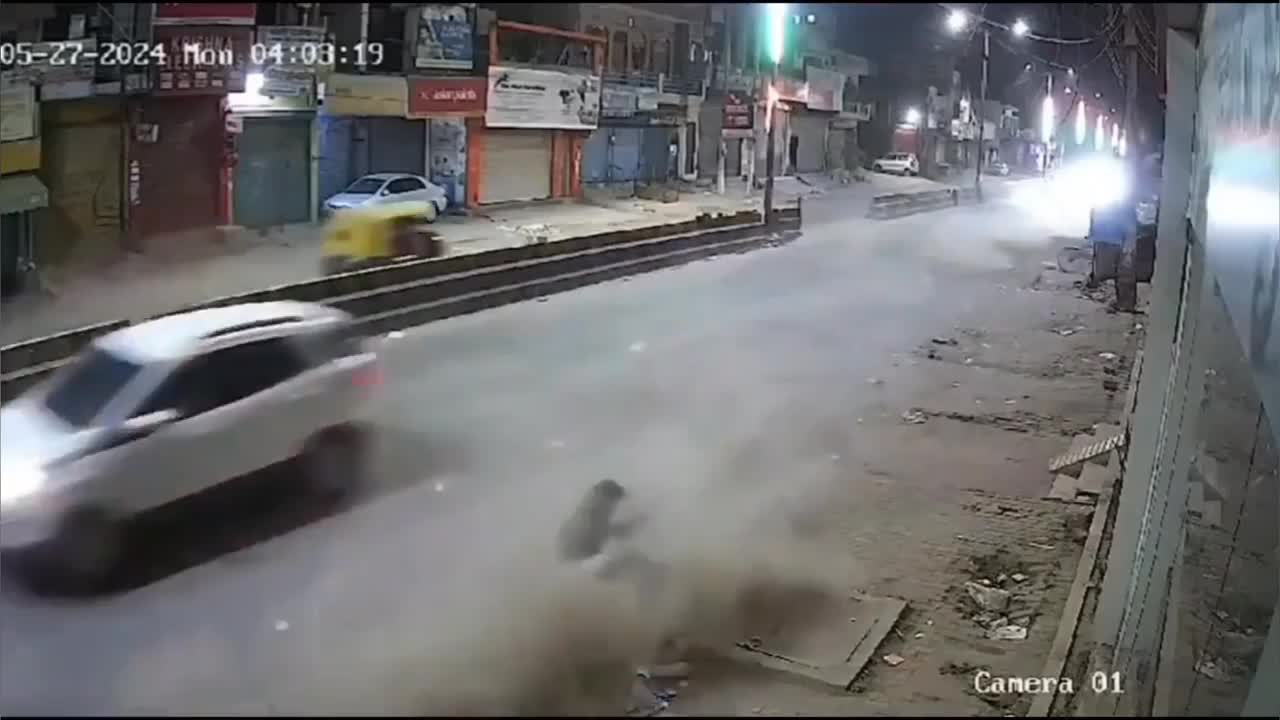 Video - Clip: Ô tô tông văng người đi xe máy rồi bỏ chạy khỏi hiện trường