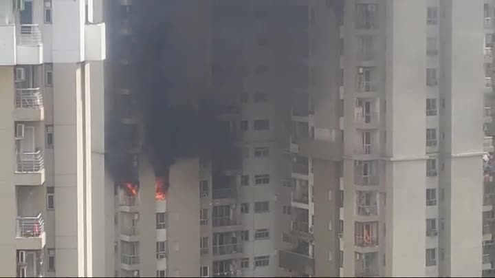 Video - Clip: Máy điều hòa phát nổ khiến căn hộ chung cư bốc cháy ngùn ngụt