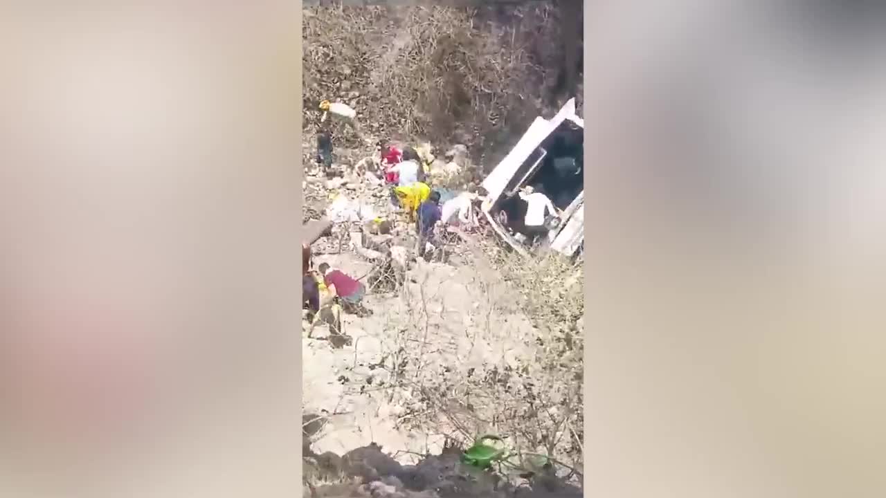 Video - Clip: Xe buýt lao xuống vực sâu khiến 61 người thương vong