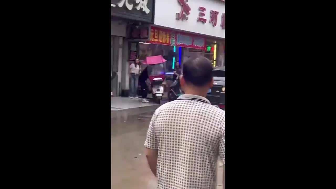 Video - Ô tô mất kiểm soát trên đường phố khiến người dân sợ hãi