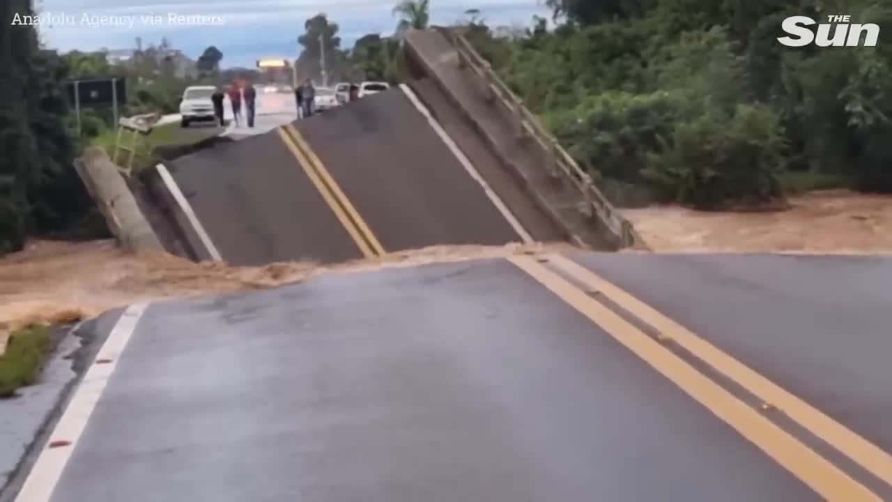 Video - Clip: Cây cầu bất ngờ bị nước lũ đánh sập trước mắt người dân