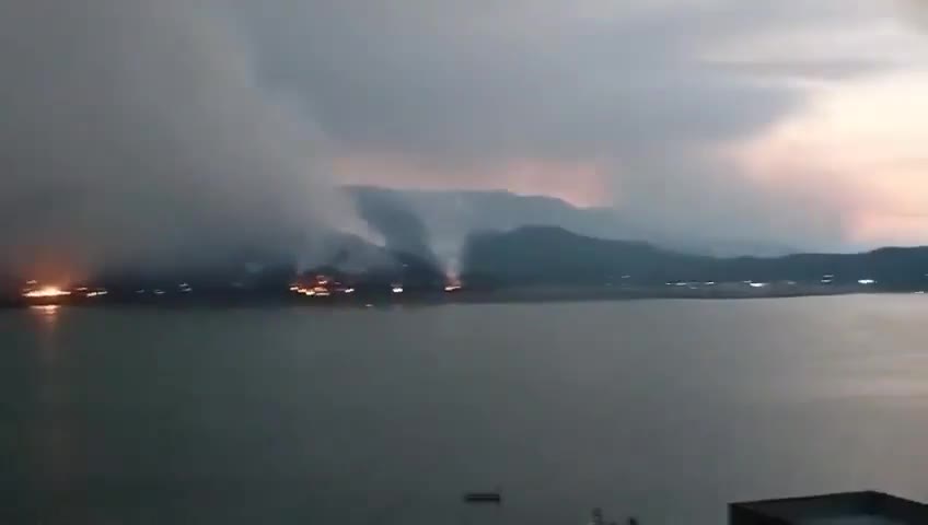 Video - Clip: Cháy rừng dữ dội từ những ngọn núi xung quanh hồ Avandaro