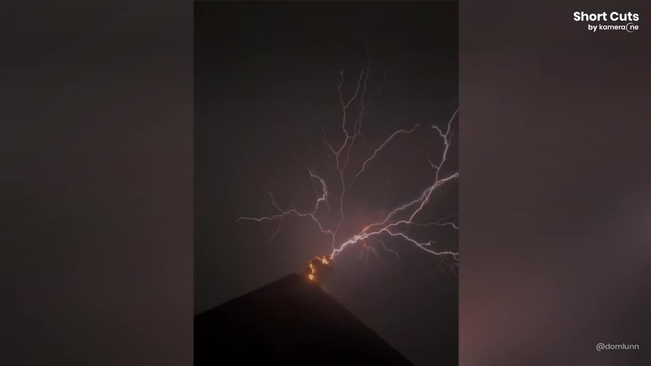 Video - Clip: Ngoạn mục cảnh sét đánh trúng ngọn núi lửa đang phun trào
