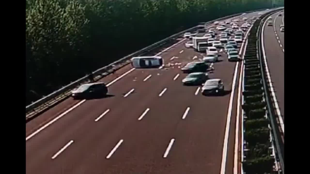 Video - Ôtô nổ lốp lộn nhiều vòng trên cao tốc, nhiều tài xế dừng lại giải cứu