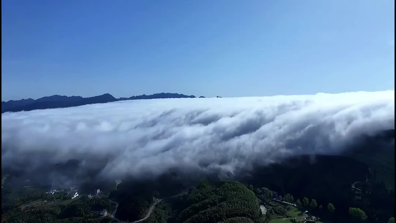Video - Clip: Hiếm gặp biển mây cuồn cuộn đổ xuống núi như thác nước