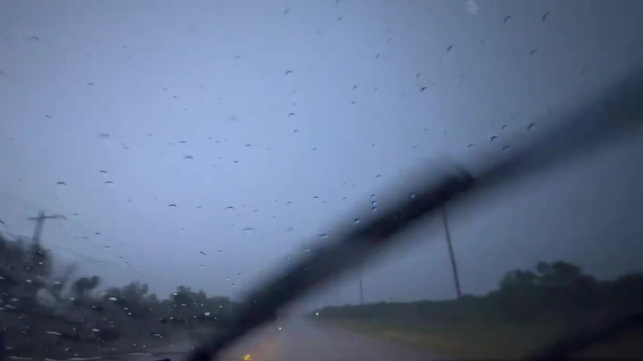 Video - Clip: Kinh hoàng sét đánh trúng cột điện trong cơn giông bão