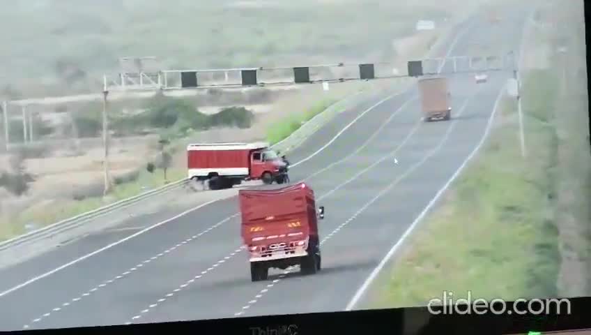 Video - Clip: Ô tô tông vào xe tải quay đầu trên cao tốc khiến 6 người tử vong