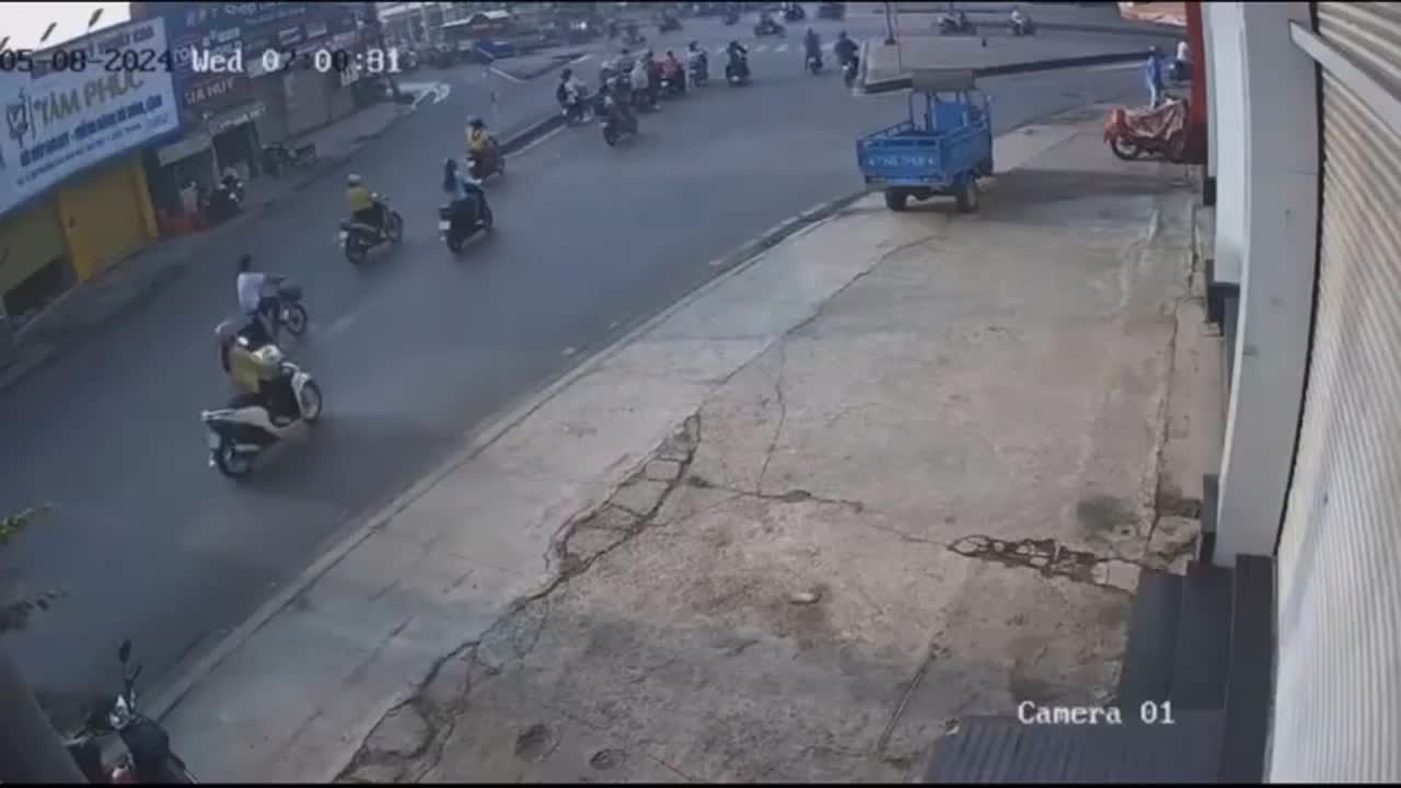 Video - Clip: Xe tải tông trúng xe đạp điện khiến 2 bà cháu thương vong