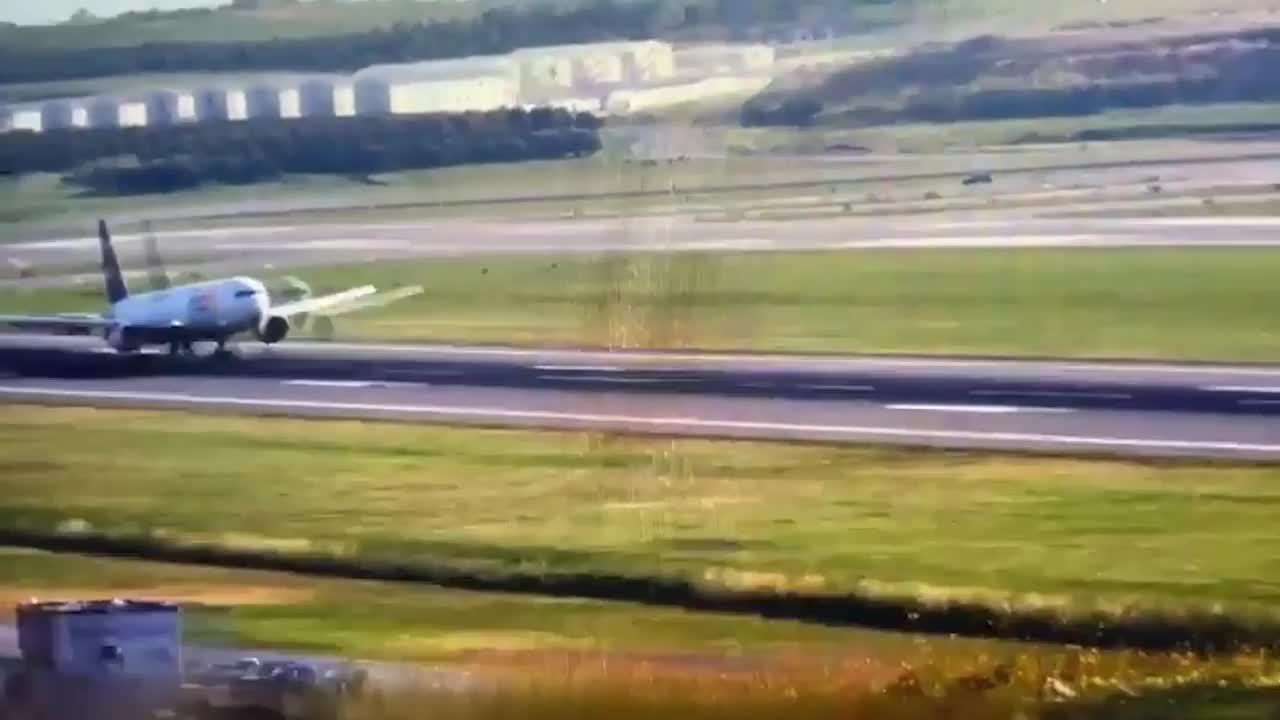 Video - Clip: Máy bay mài bụng tóe lửa khi hạ cánh trên đường băng