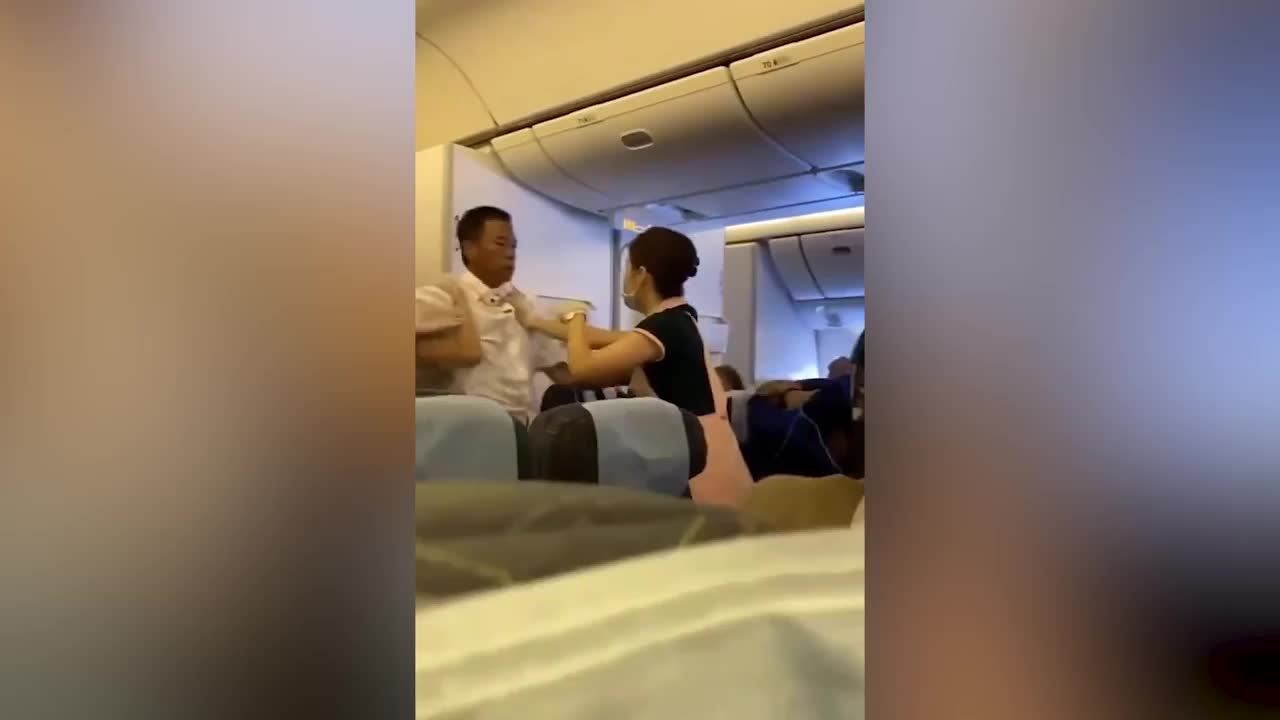 Video - Bị giành mất ghế trên máy bay, hai người đàn ông lao vào đánh nhau