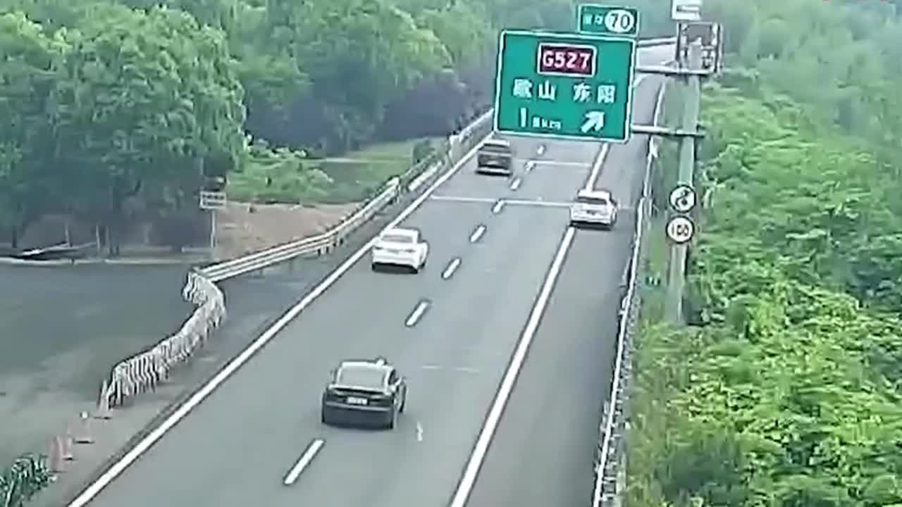 Video - Tài xế bị đột quỵ trên đường cao tốc và diễn biến gay cấn phía sau