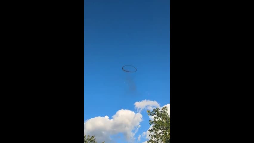 Video - Clip: Vòng tròn đen bí ẩn xuất hiện trên bầu trời Mỹ