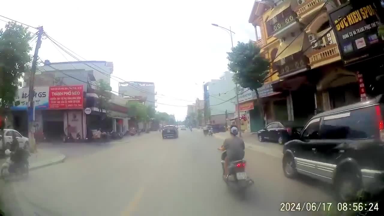 Video - Clip: Va chạm với xe ben, nam thanh niên bị tông văng xuống đường
