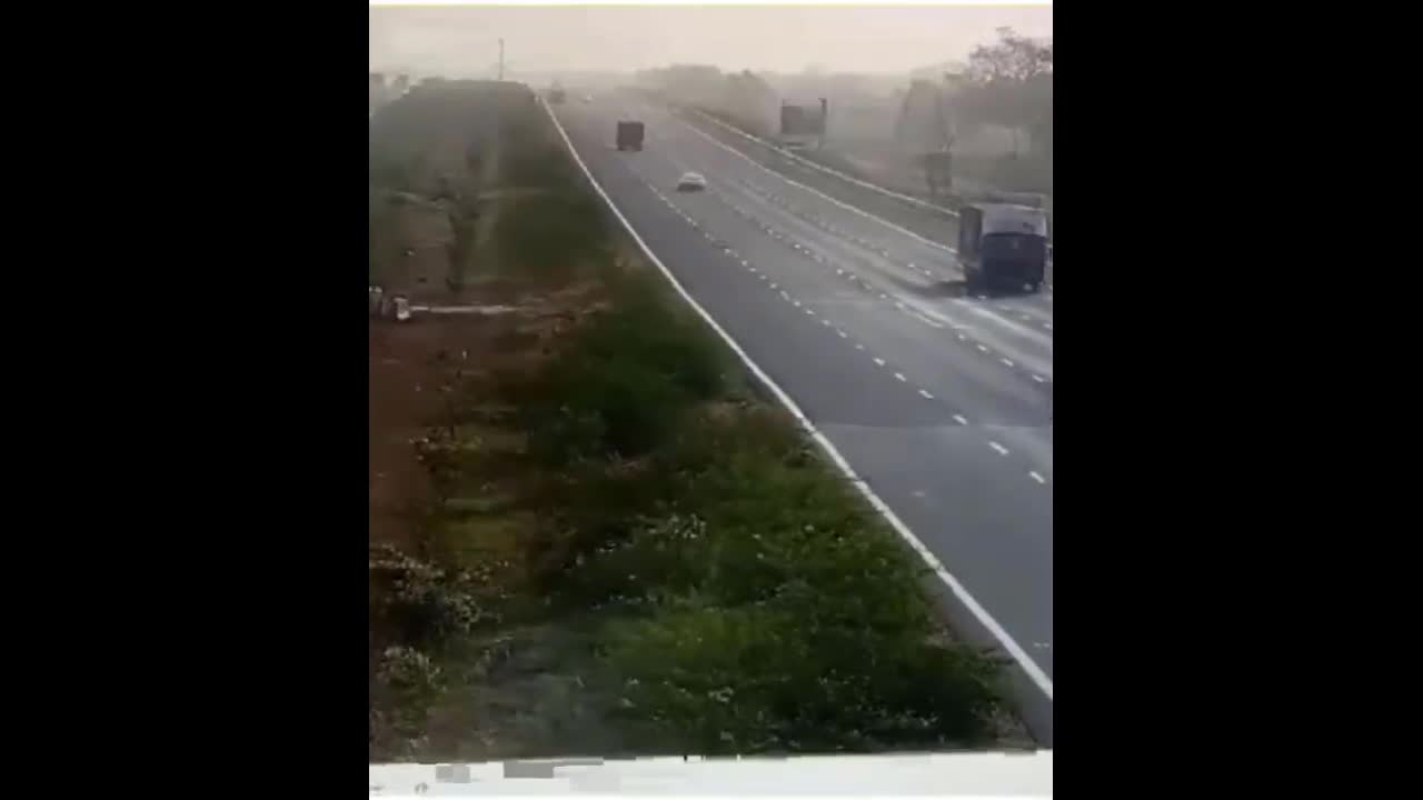 Video - Clip: Ô tô lật nhào trên đường cao tốc khiến 6 người thương vong