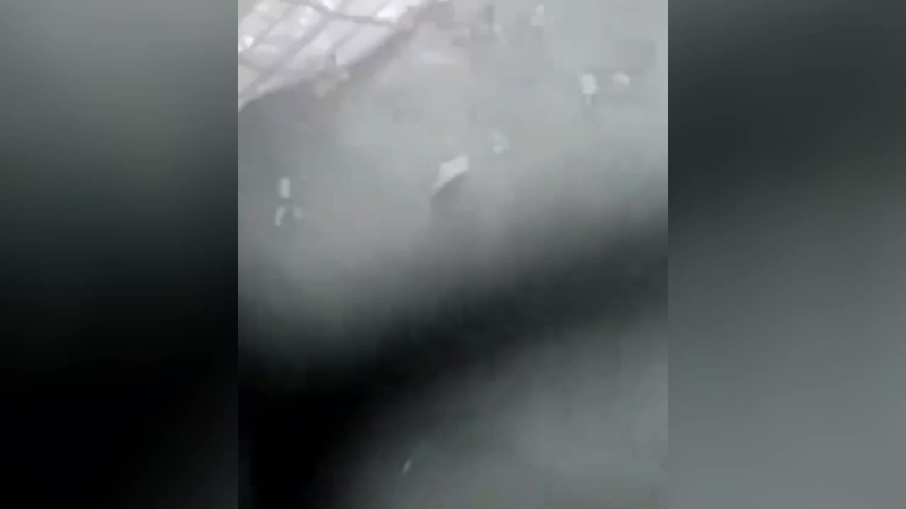 Video - Clip: Mái tôn bất ngờ rơi xuống sân bóng, đè trúng 9 đứa trẻ