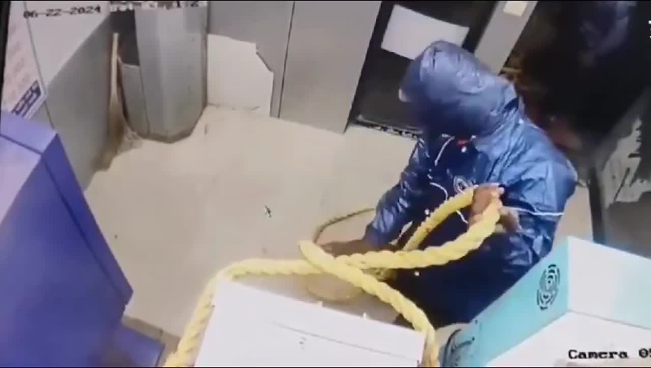 Video - Clip: Trộm phá cây ATM lấy thùng tiền trong đêm