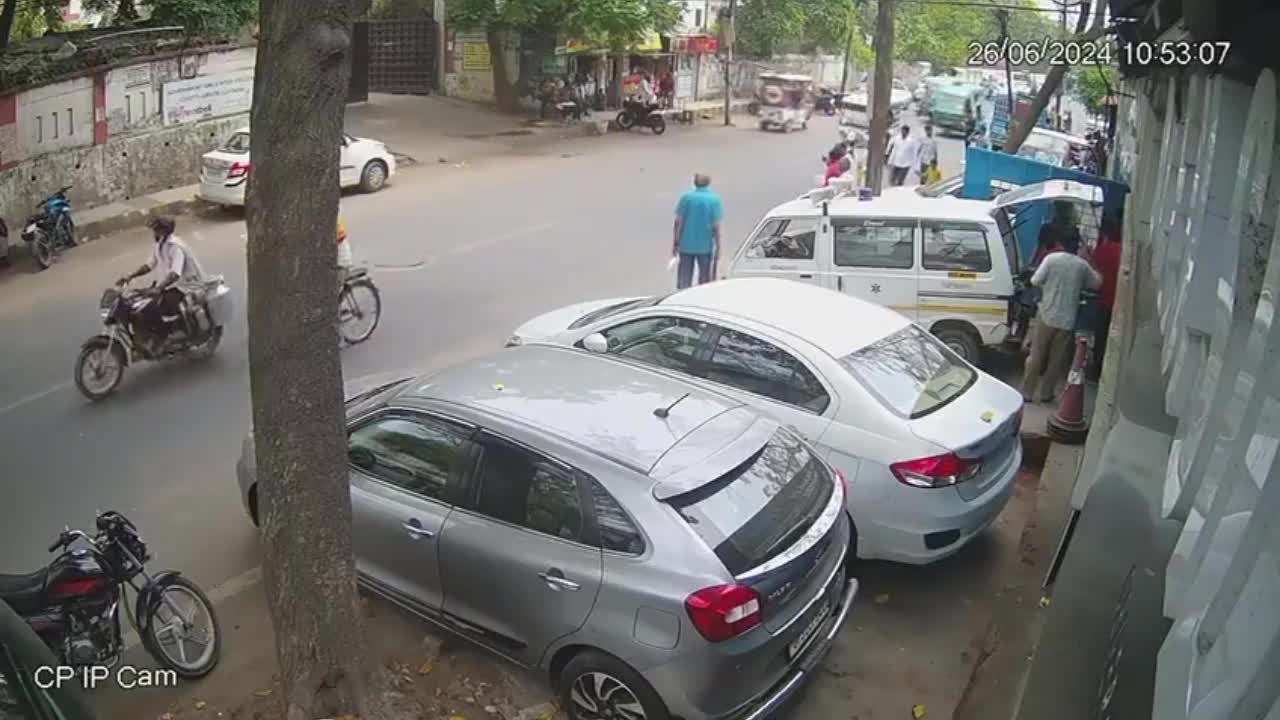 Video - Cán tử vong người đi xe đạp, tài xế xe buýt bỏ trốn khỏi hiện trường