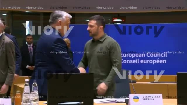 Thế giới - Khoảnh khắc ông Orbán tiếp cận ông Zelensky bên lề Thượng đỉnh EU