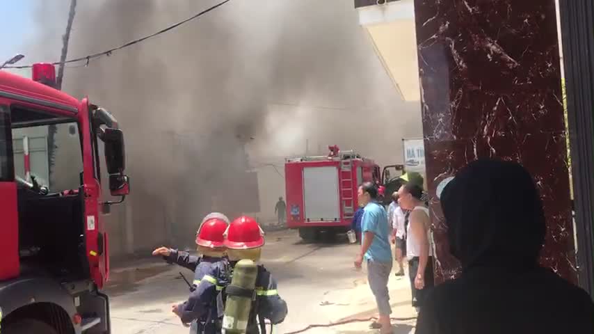 Dân sinh - Hà Tĩnh: Cửa hàng vật liệu gia dụng bốc cháy giữa trưa
