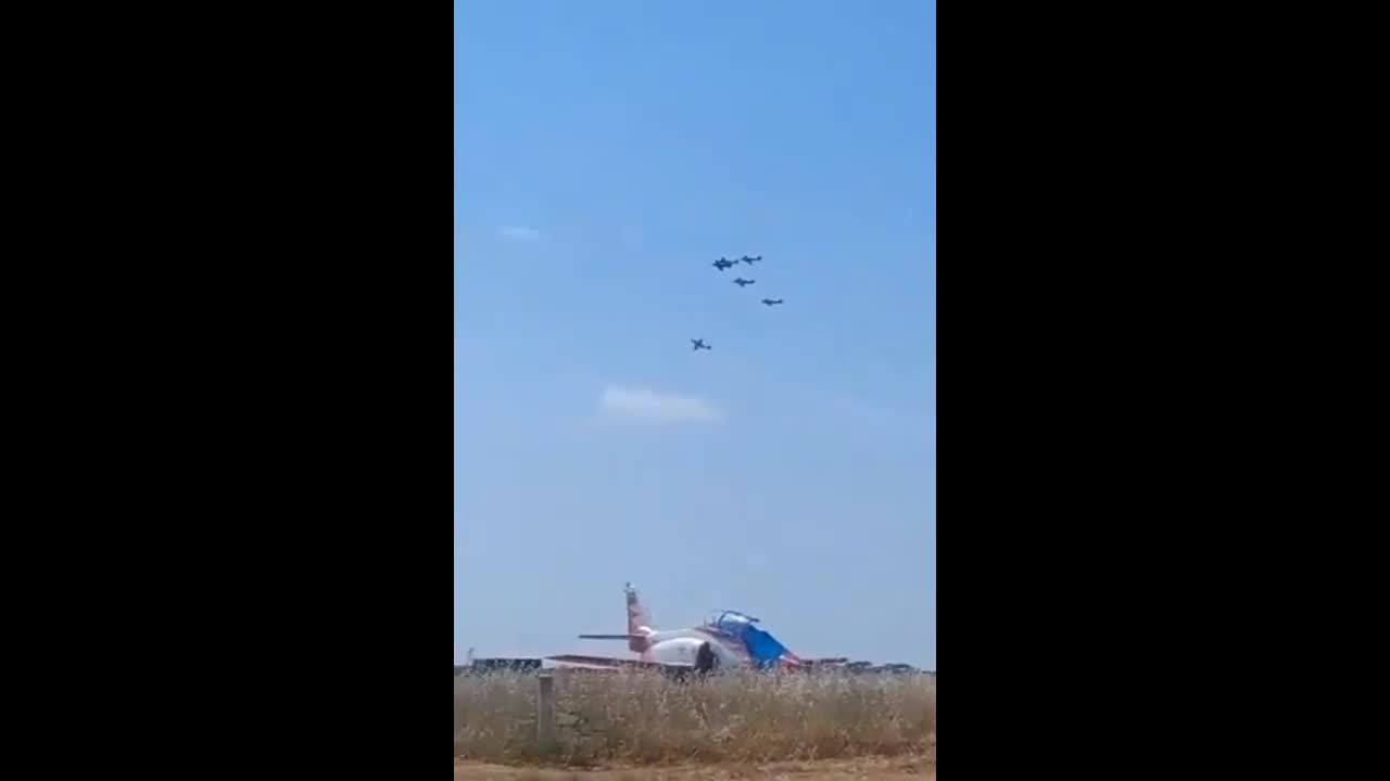 Video - Khoảnh khắc 2 máy bay va chạm trên không khiến 1 phi công thiệt mạng
