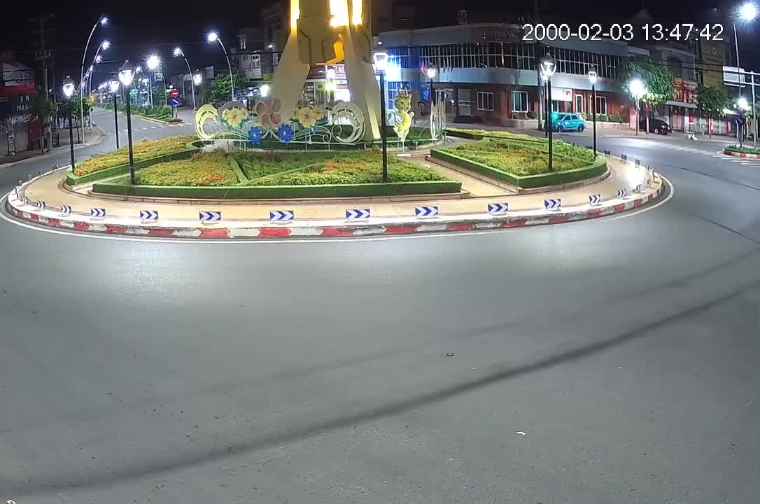 Video - Clip: Tông vào vòng xuyến, nam thanh niên đi môtô văng lên không trung