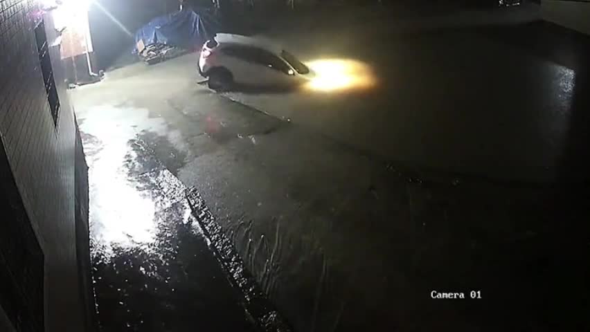 Đời sống - Ô tô lao xuống ao do mưa lớn, 3 người thoát nạn ngoạn mục