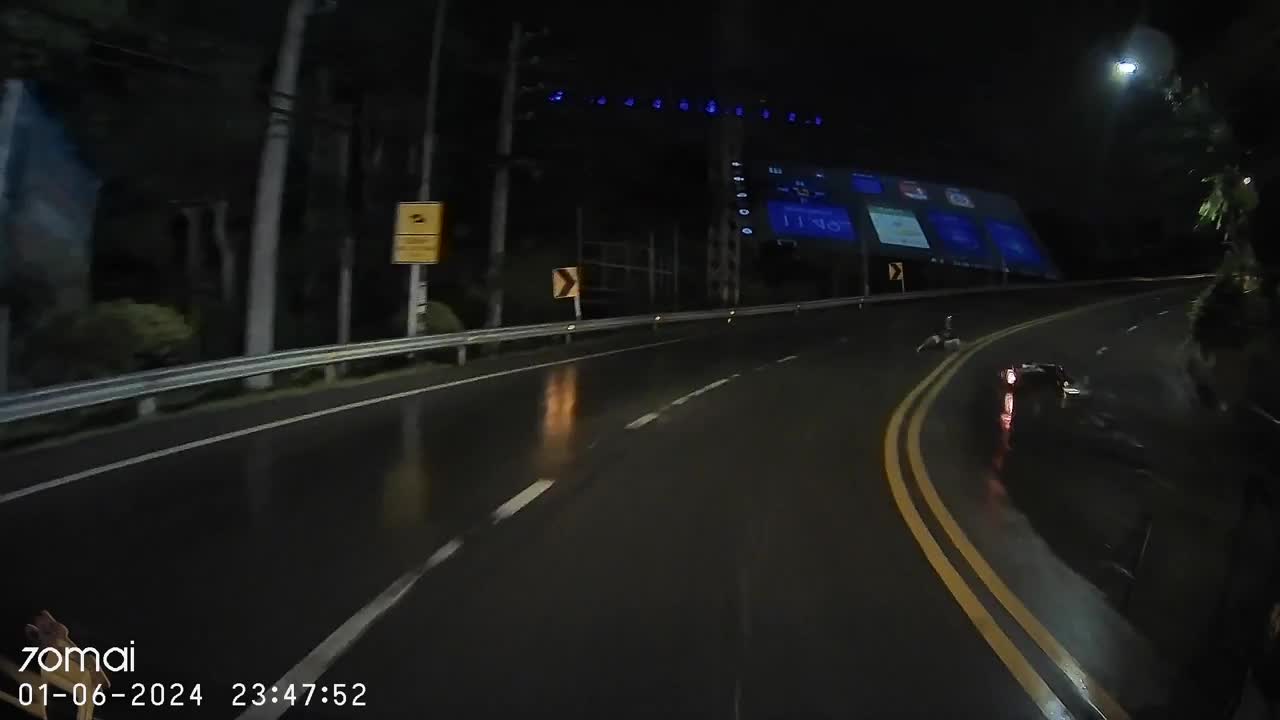 Video - Clip: Trượt ngã khỏi xe máy, người đàn ông lao thẳng vào đầu xe ô tô