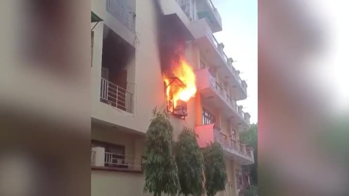 Video - Clip: Điều hòa bất ngờ phát nổ khiến nhà dân bốc cháy dữ dội